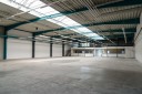 Ebenerdige 1.267 m Lagerhalle mit Kranbahnen und Bro mit 2 Sektionaltoren in Bielefeld - Ost - Bielefeld